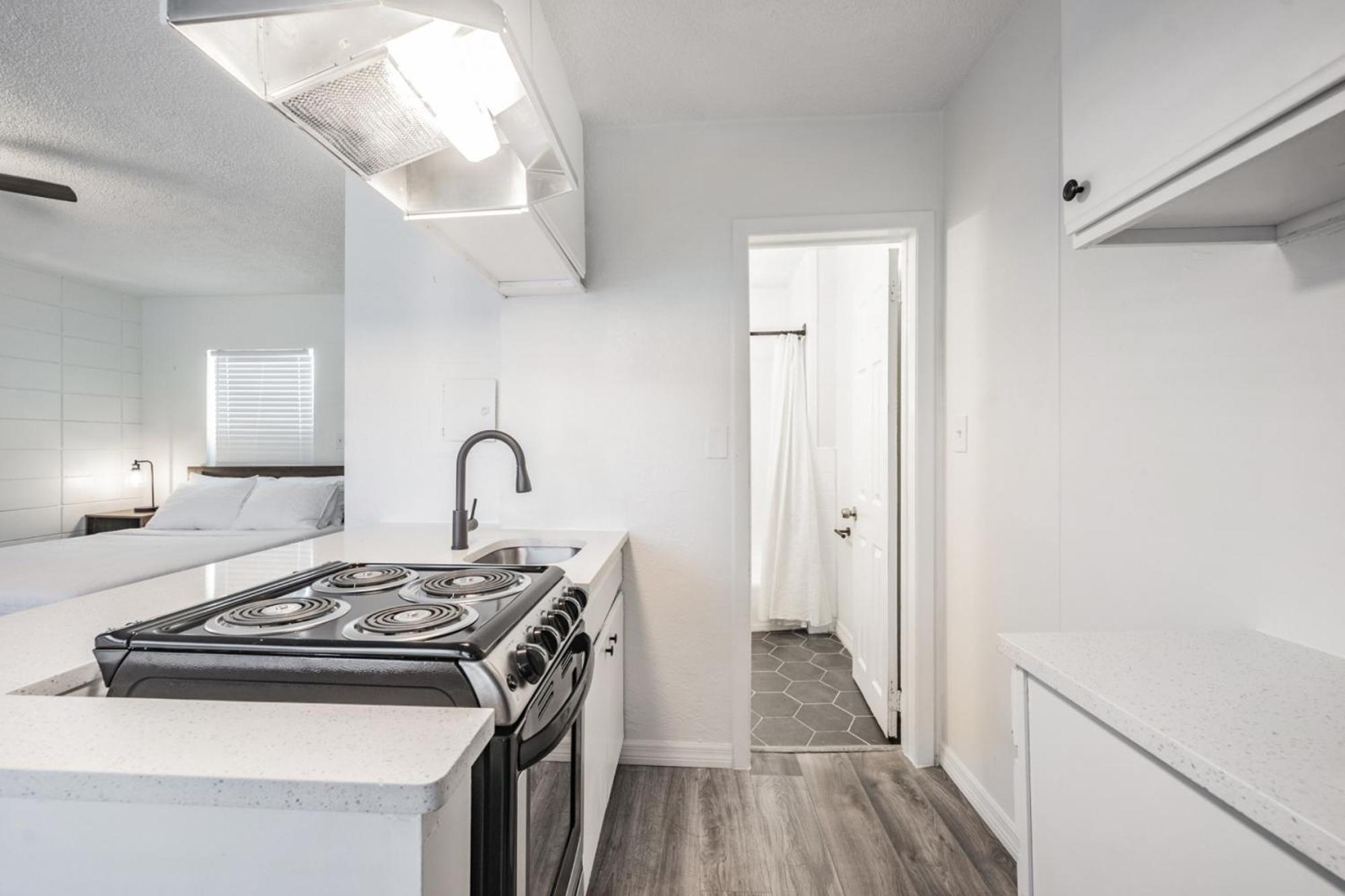 Spacious Studio Apartment Near Nightlife & Dining! St. Petersburg Eksteriør bilde