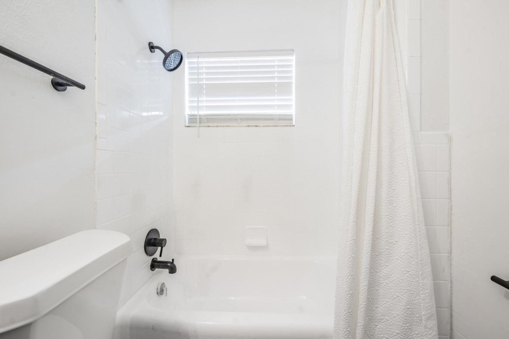 Spacious Studio Apartment Near Nightlife & Dining! St. Petersburg Eksteriør bilde