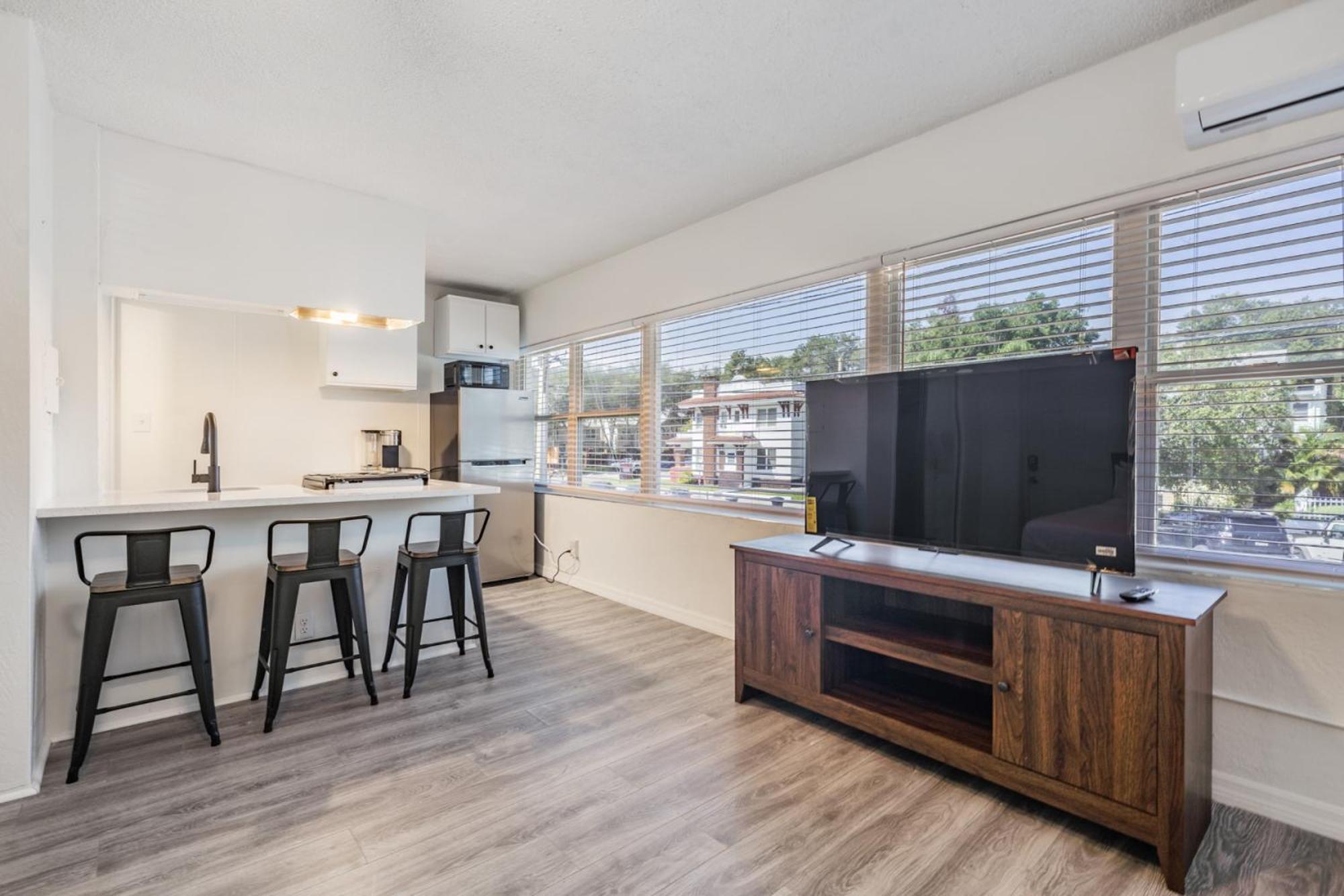 Spacious Studio Apartment Near Nightlife & Dining! St. Petersburg Eksteriør bilde